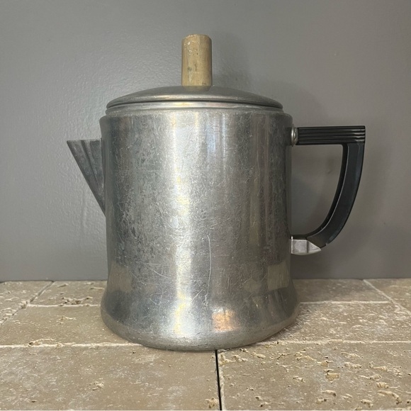VINTAGE WEAREVER 3048
ALUMINUM COFFEE POT
Antique Kitchen Tea Cooker - Picture 2 of 13